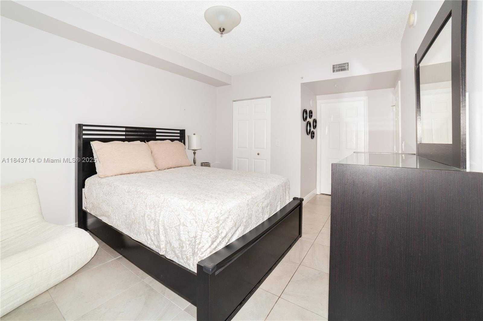 Small Image of 17100 NORTH BAY RD #1802, Sunny Isles Beach Number 18