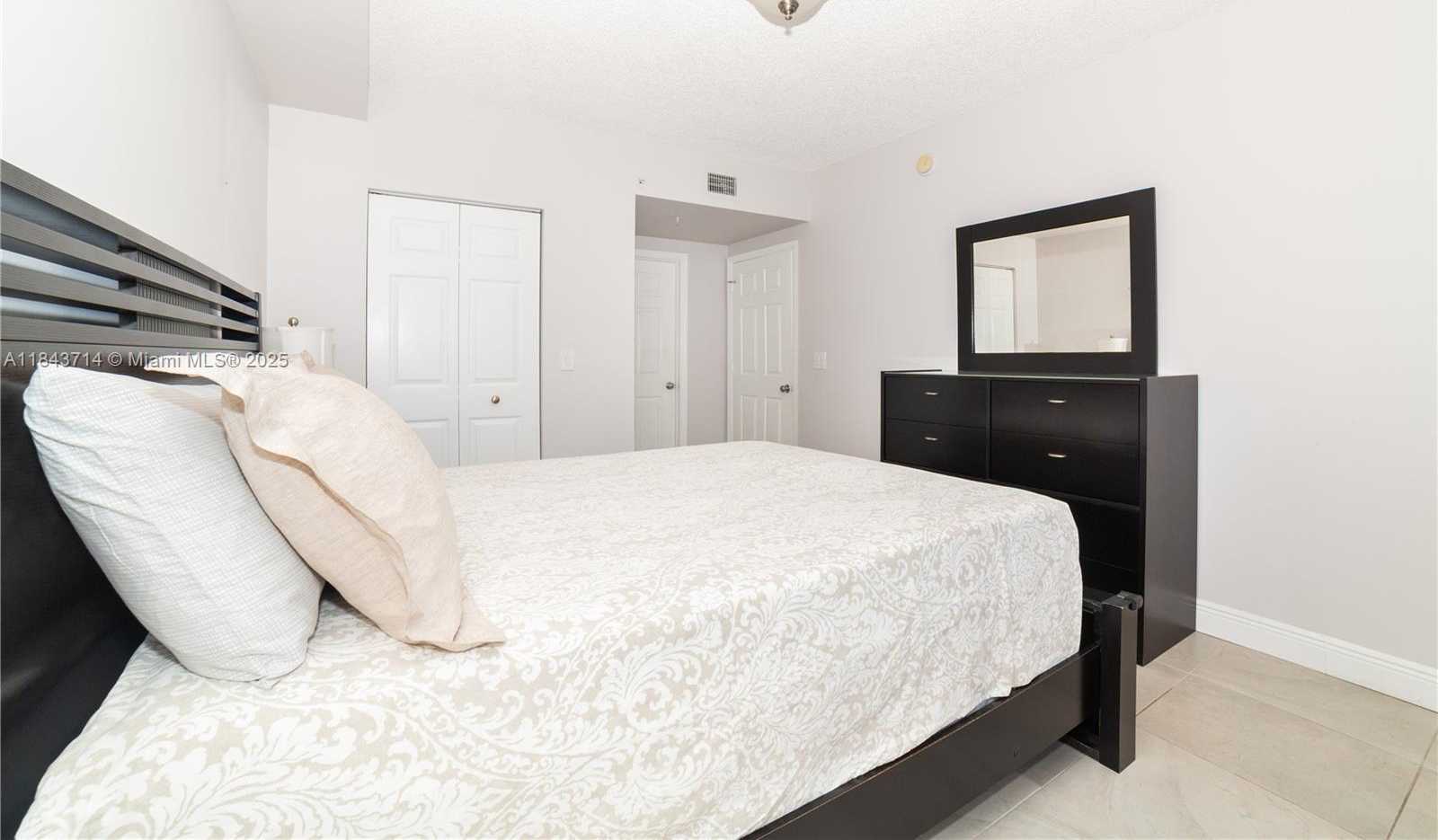 Small Image of 17100 NORTH BAY RD #1802, Sunny Isles Beach Number 19