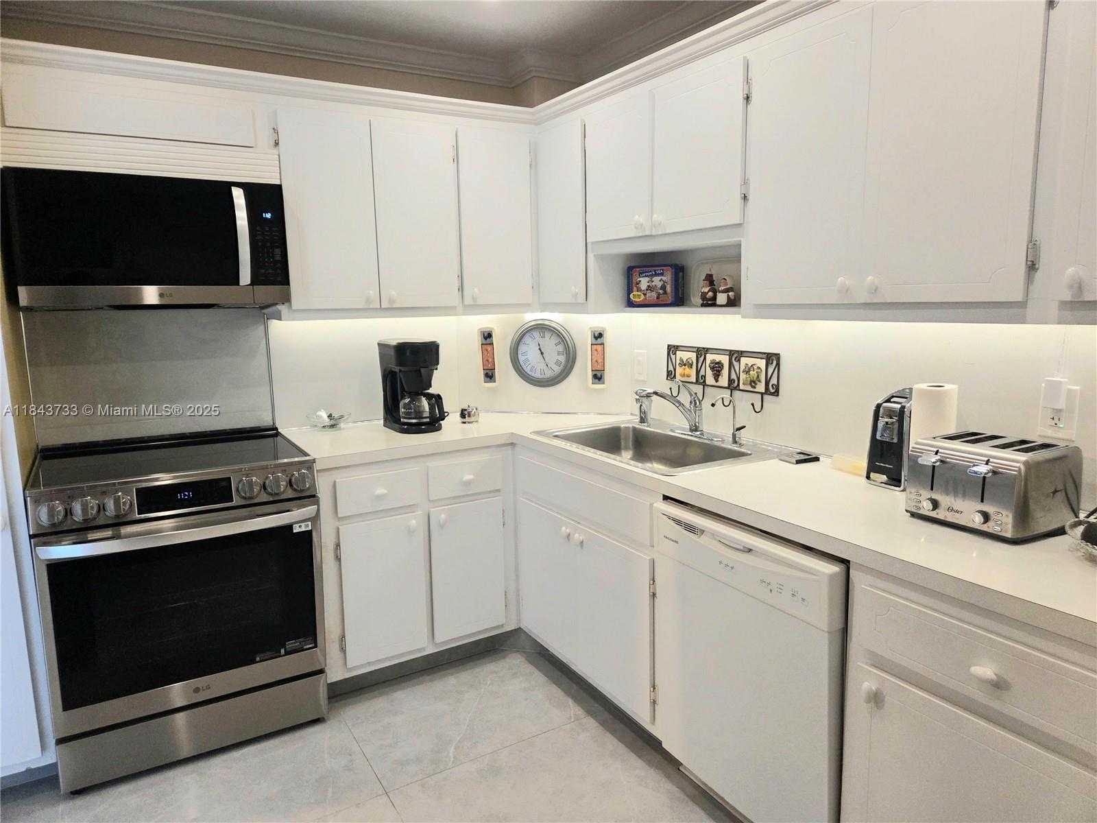 Small Image of 4350 HILLCREST DR #716, Hollywood Number 8