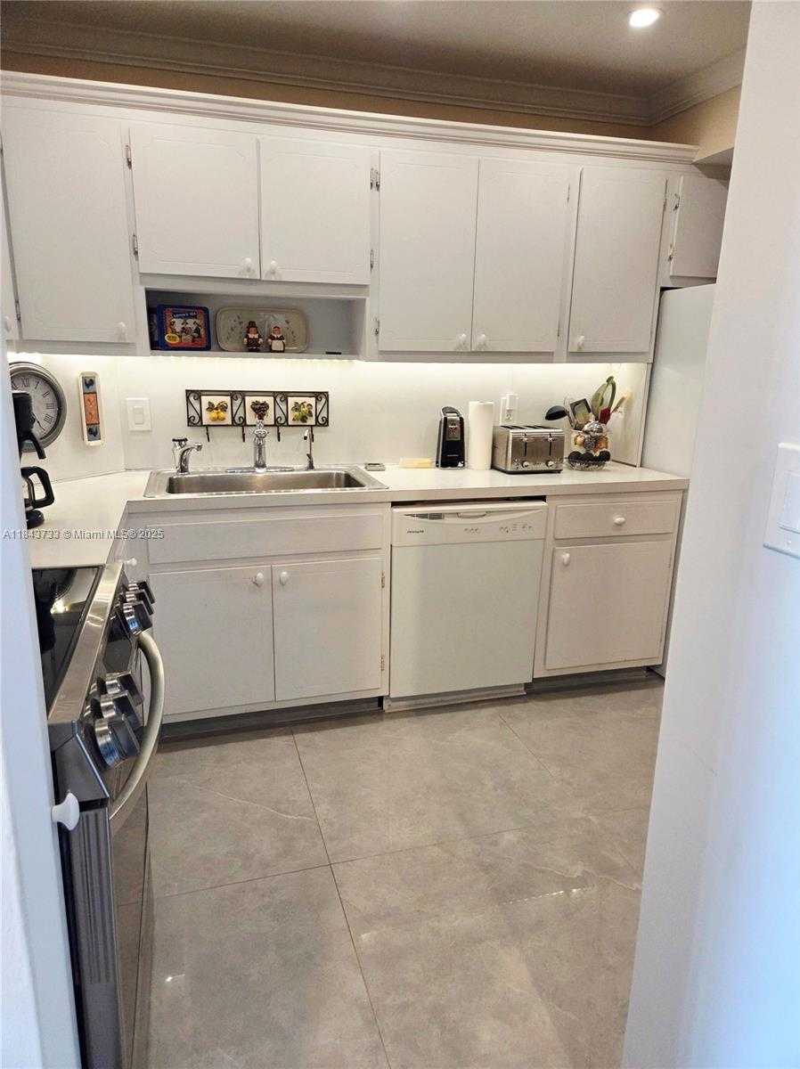 Small Image of 4350 HILLCREST DR #716, Hollywood Number 9