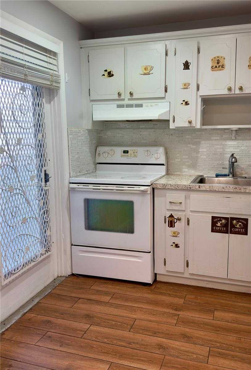 Small Image of 981 HILLCREST CT #208, Hollywood Number 11