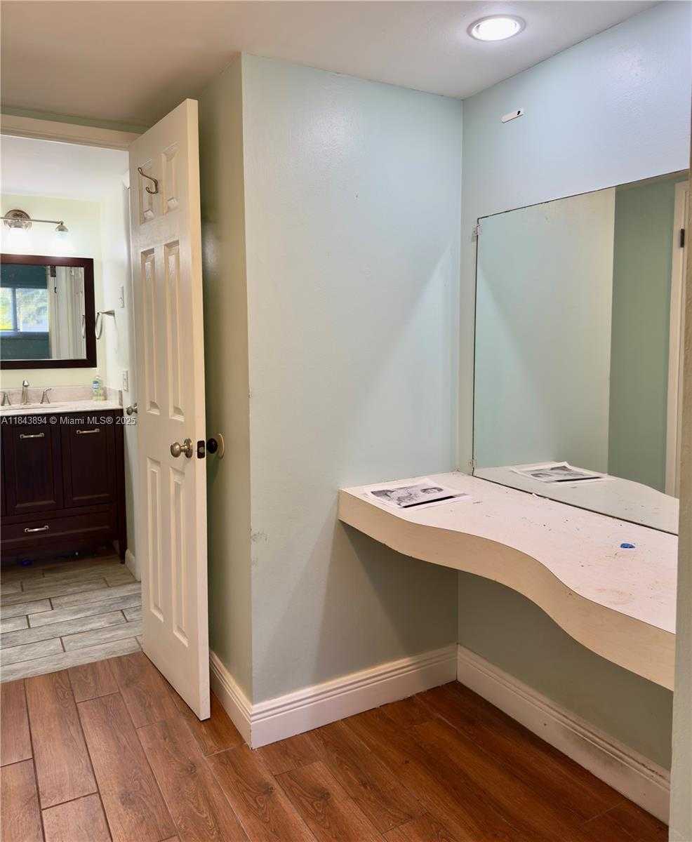 Small Image of 981 HILLCREST CT #208, Hollywood Number 7