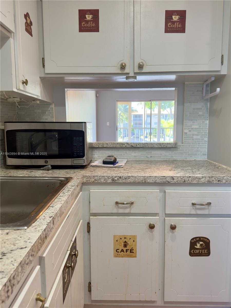 Small Image of 981 HILLCREST CT #208, Hollywood Number 9
