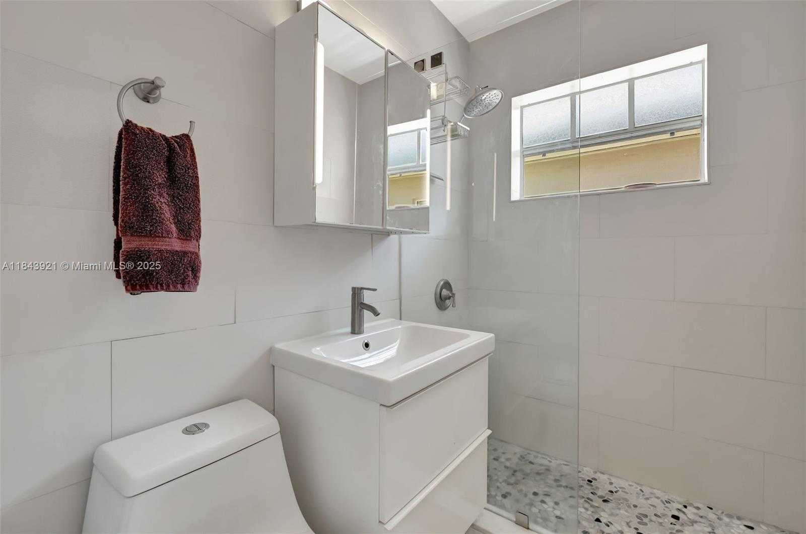 Small Image of 717 ESPANOLA WAY #210, Miami Beach Number 10