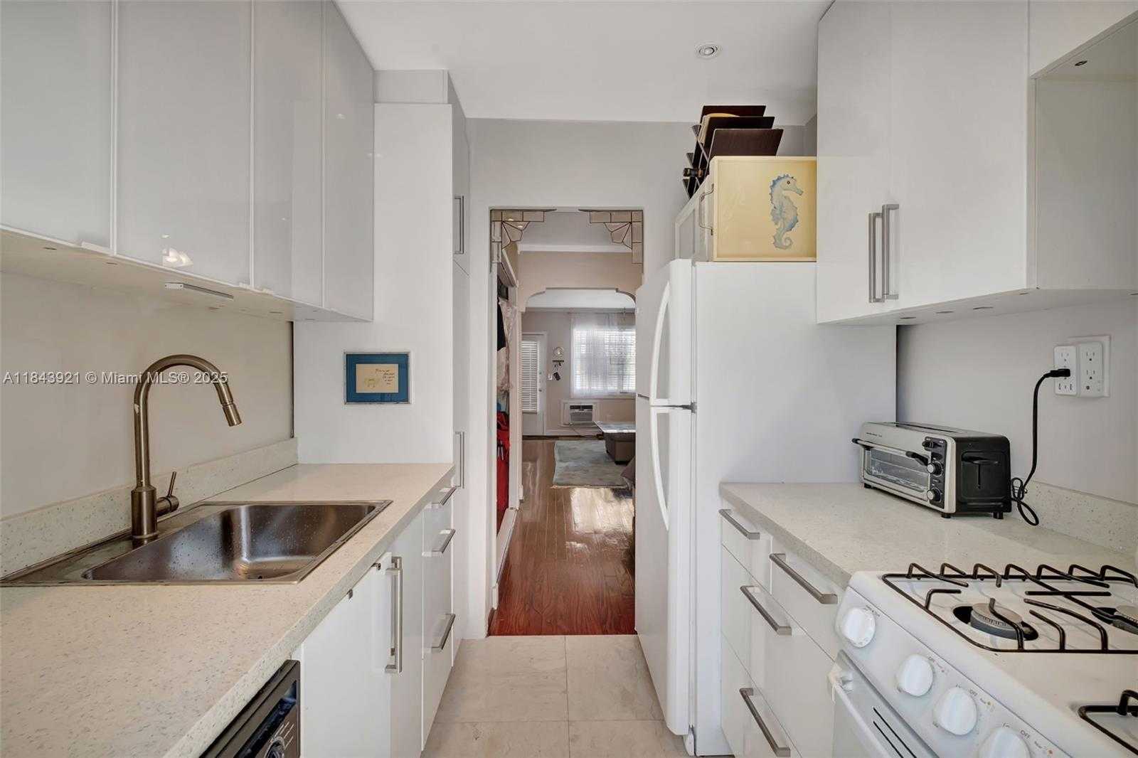 Small Image of 717 ESPANOLA WAY #210, Miami Beach Number 11