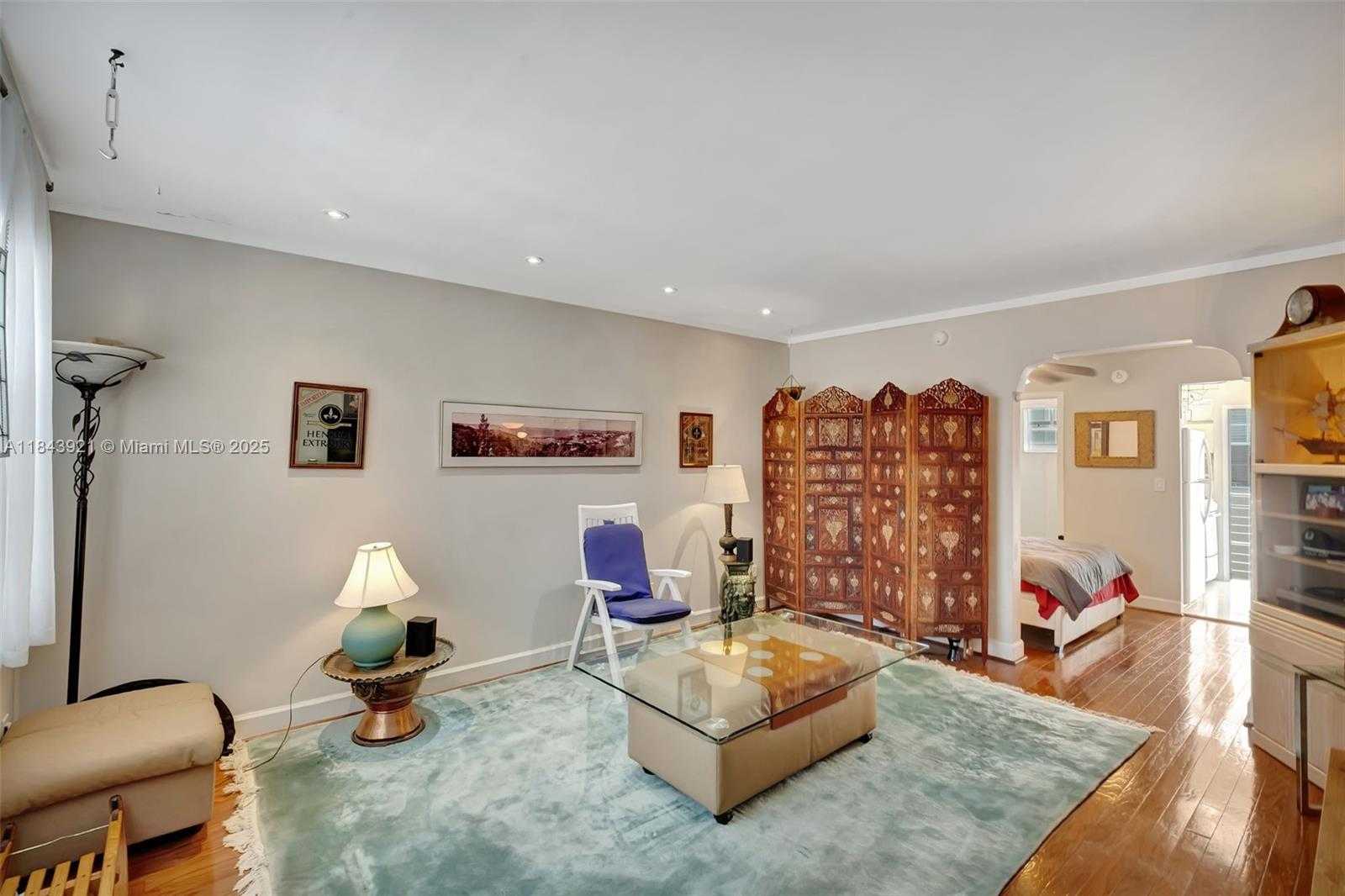 Small Image of 717 ESPANOLA WAY #210, Miami Beach Number 4