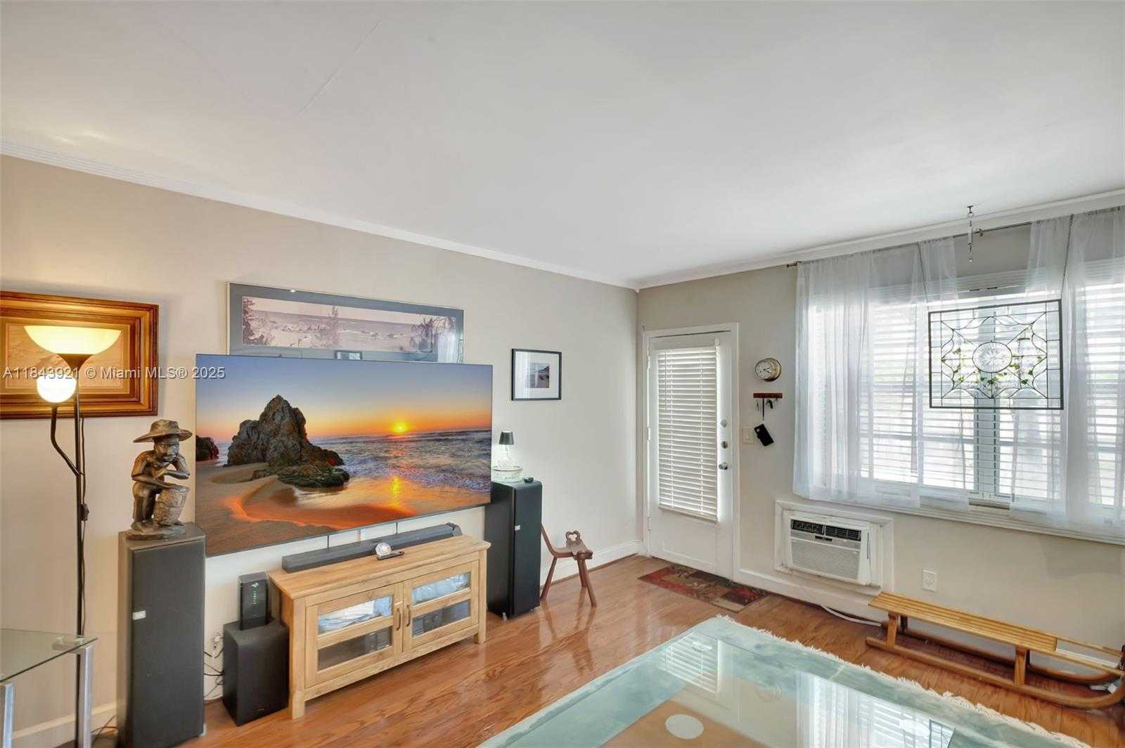 Small Image of 717 ESPANOLA WAY #210, Miami Beach Number 5