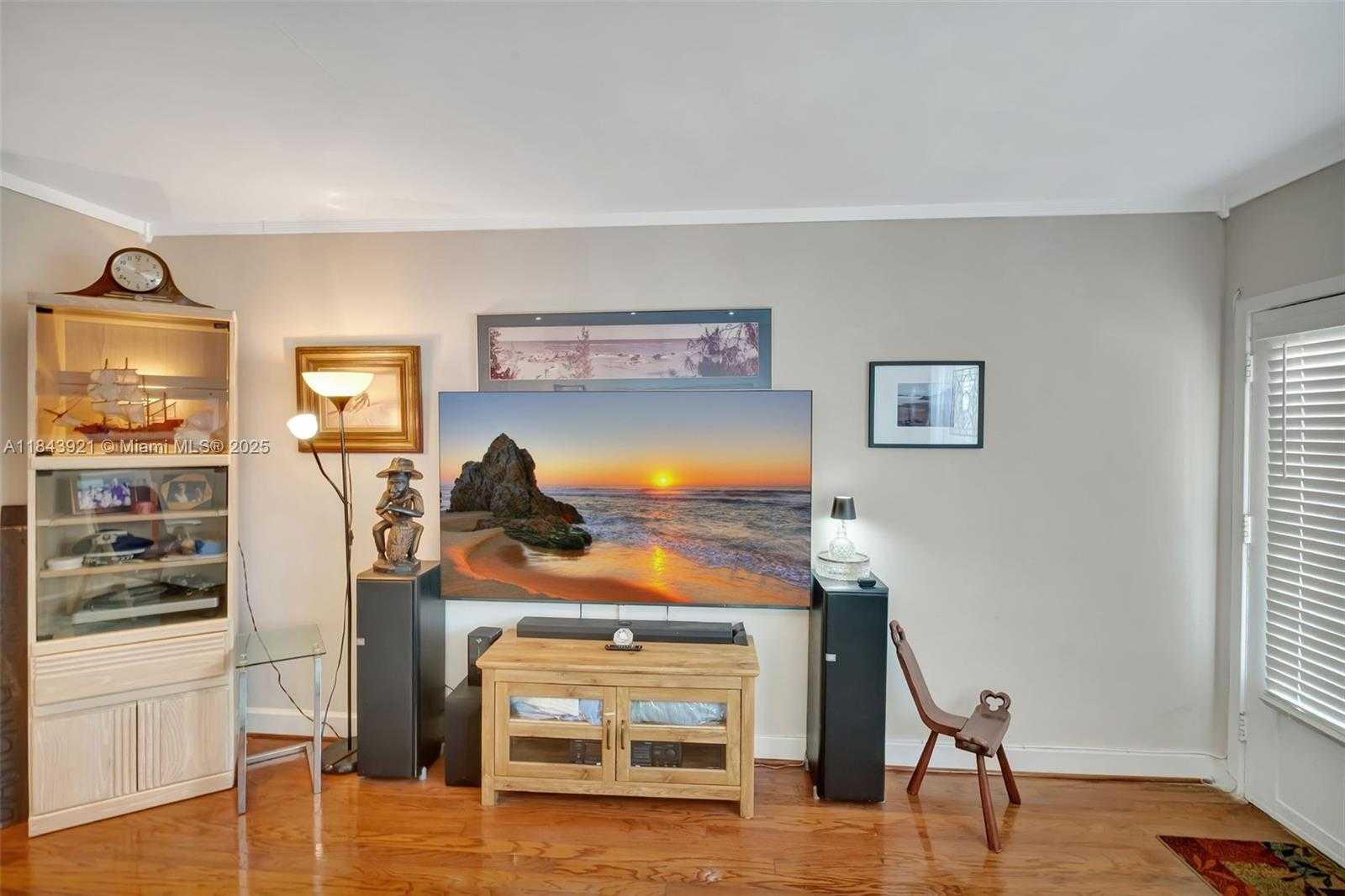 Small Image of 717 ESPANOLA WAY #210, Miami Beach Number 7