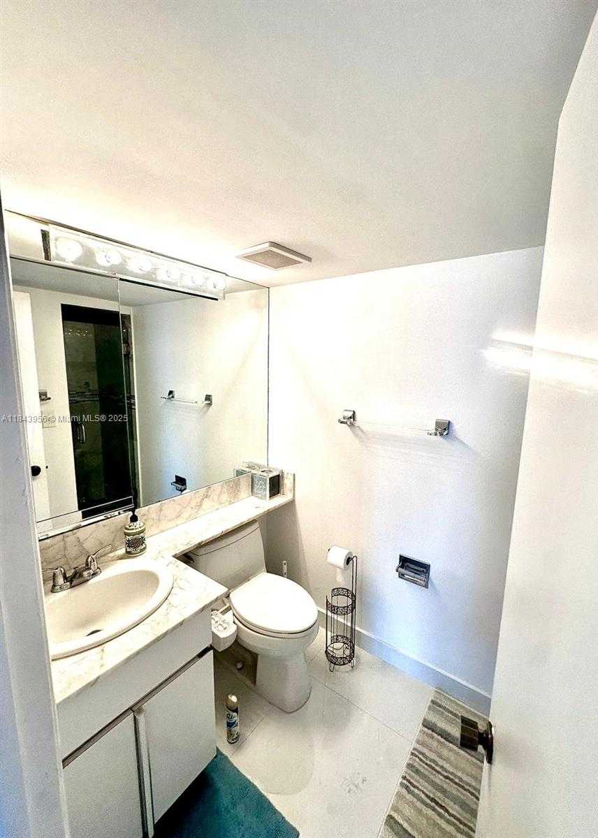 Small Image of 6423 COLLINS AVE #1709, Miami Beach Number 10