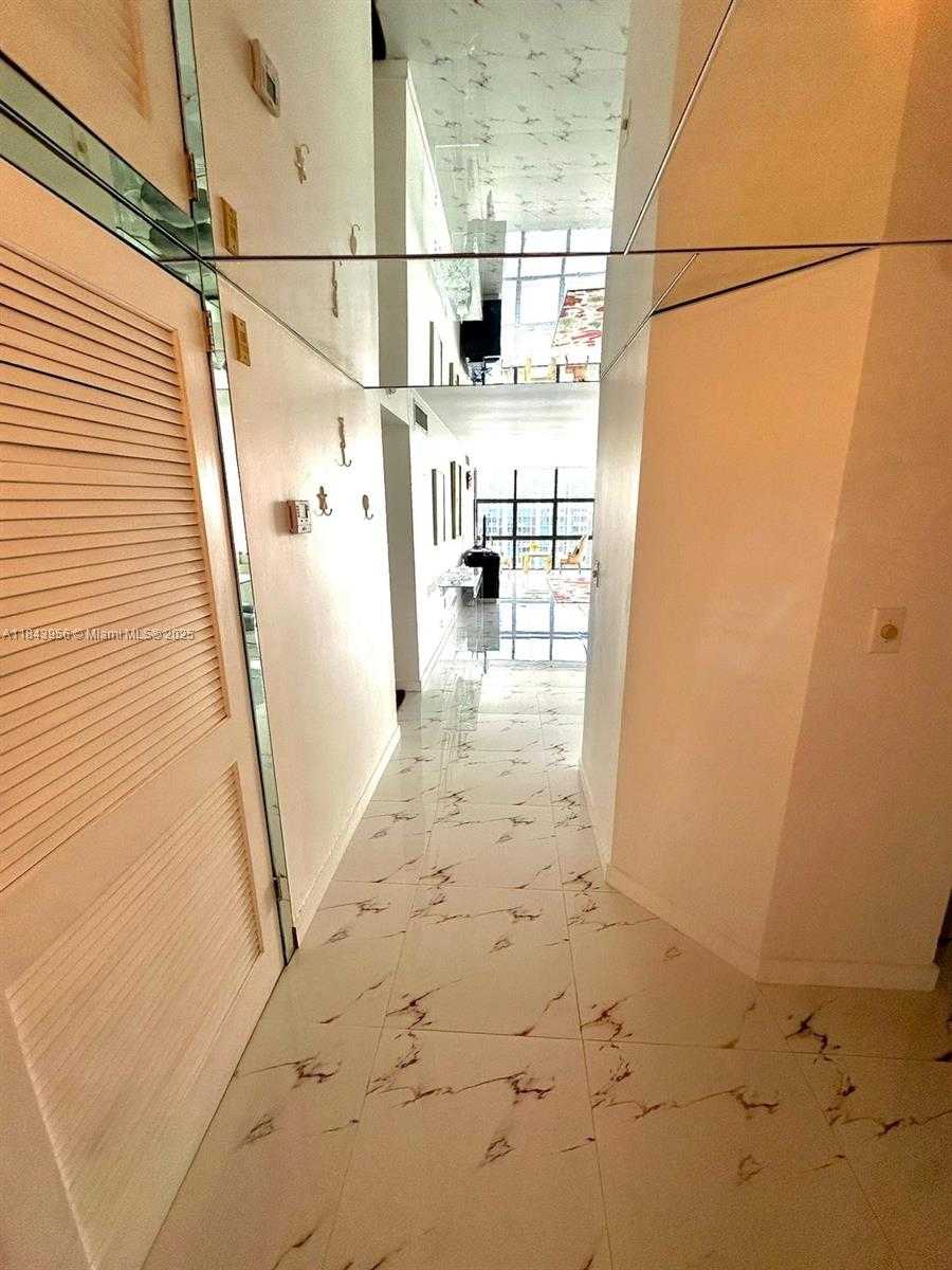 Small Image of 6423 COLLINS AVE #1709, Miami Beach Number 12