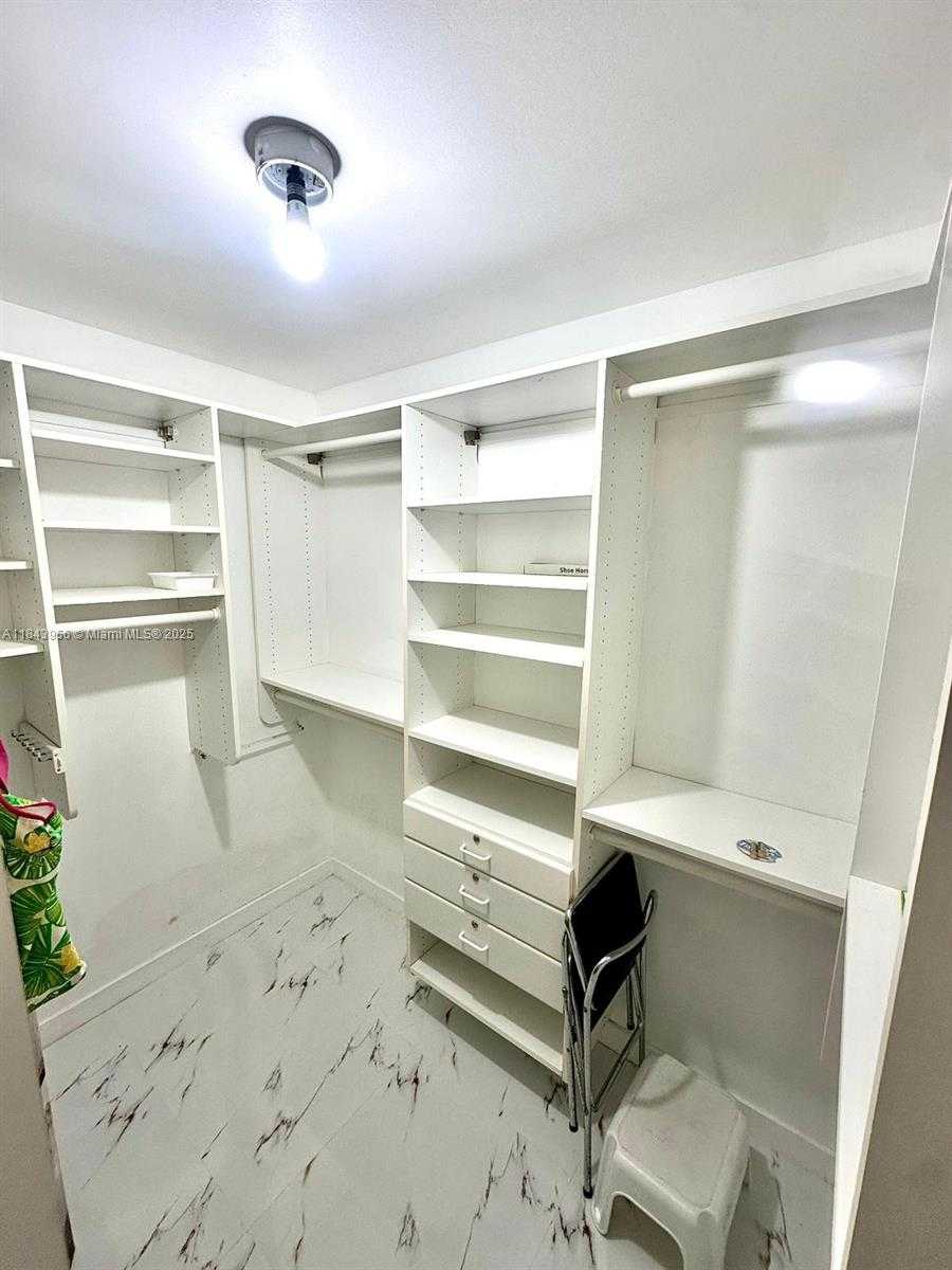 Small Image of 6423 COLLINS AVE #1709, Miami Beach Number 4