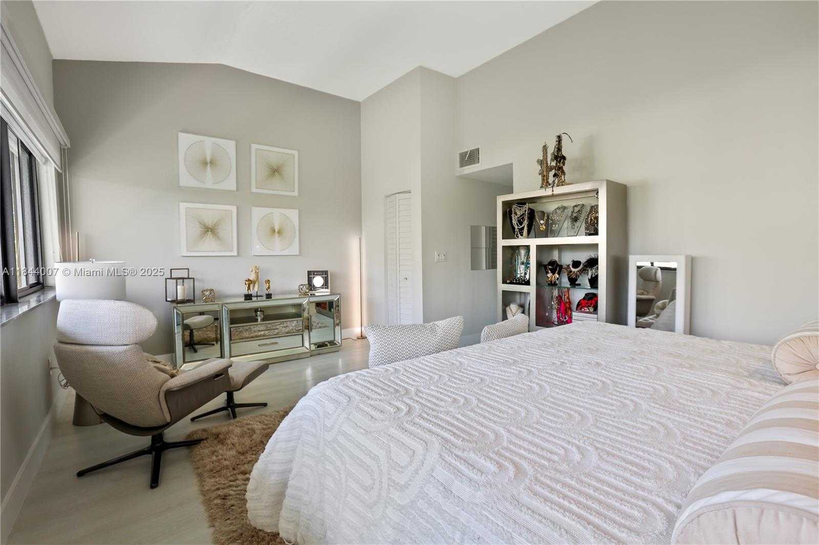 Small Image of 325 POINCIANA DR #905, Sunny Isles Beach Number 28