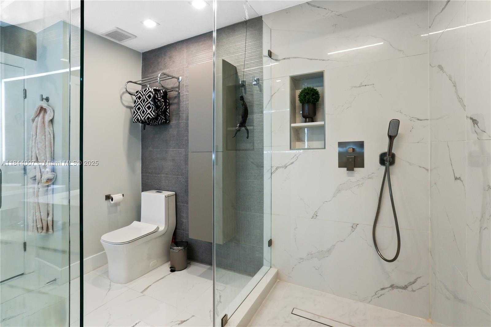 Small Image of 325 POINCIANA DR #905, Sunny Isles Beach Number 31