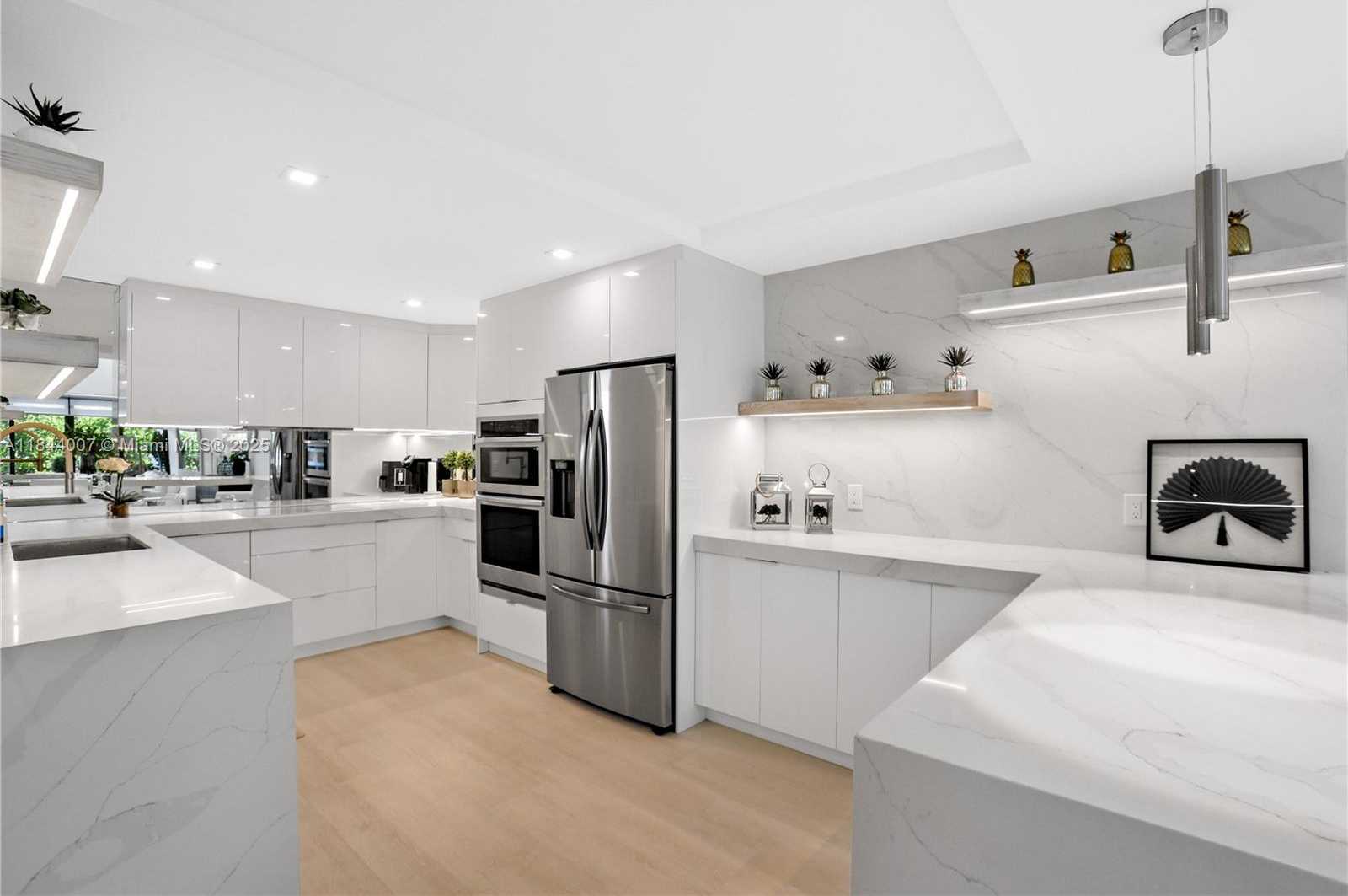 Small Image of 325 POINCIANA DR #905, Sunny Isles Beach Number 4