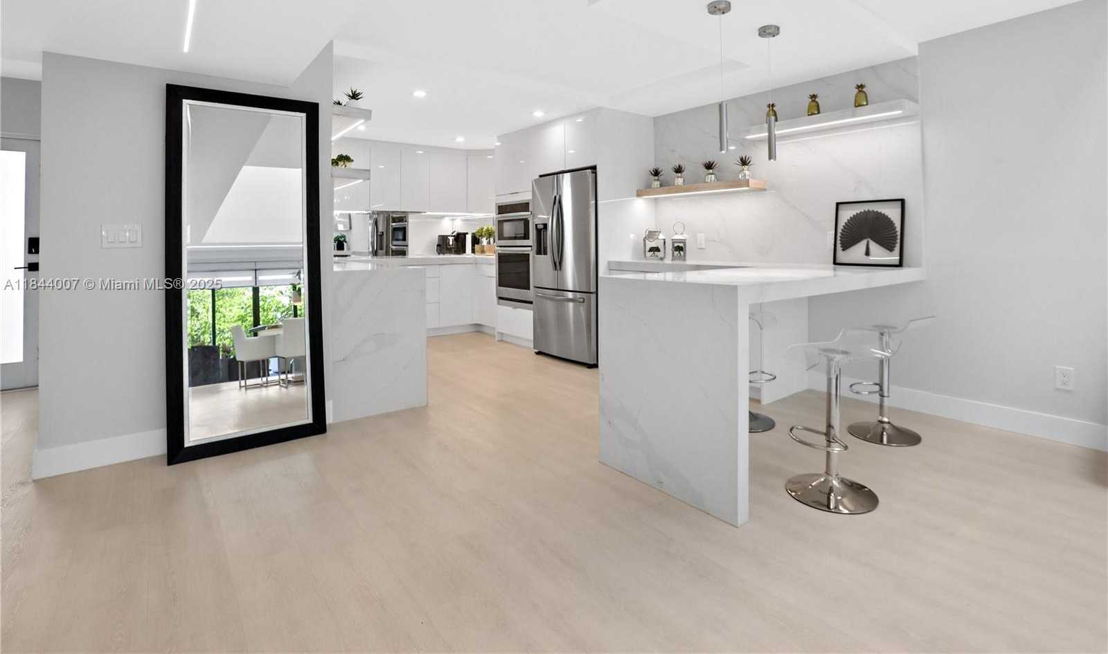 Small Image of 325 POINCIANA DR #905, Sunny Isles Beach Number 5