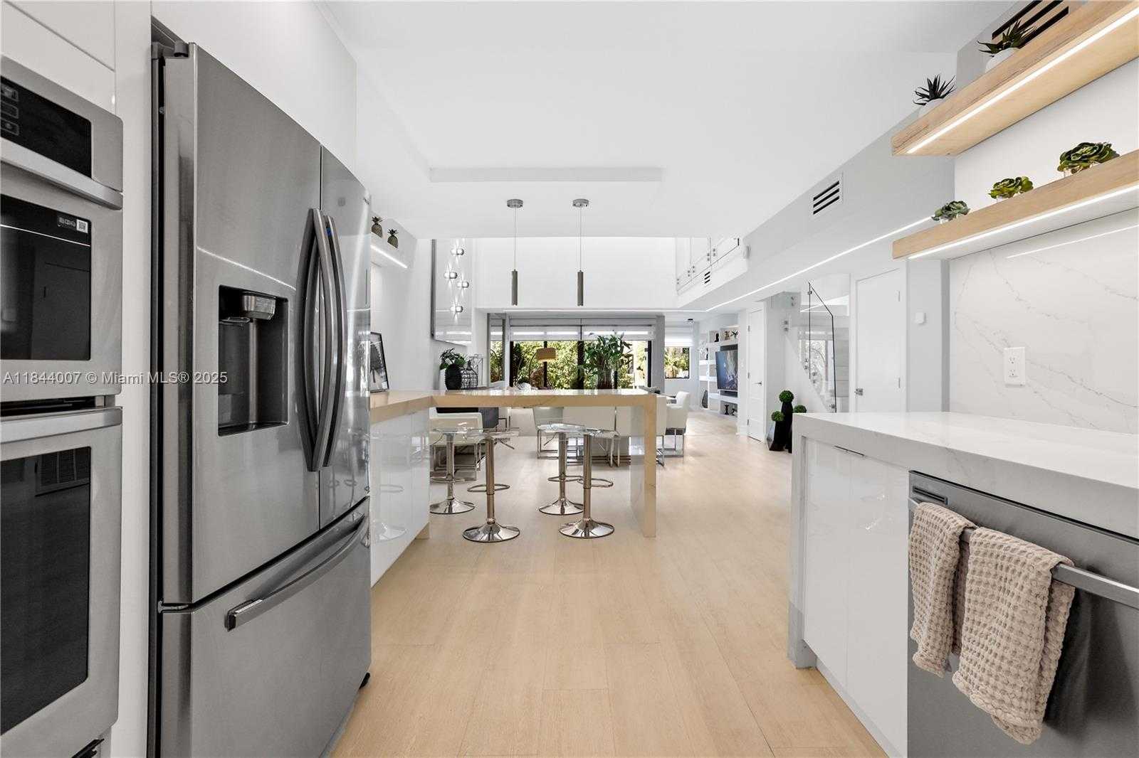 Small Image of 325 POINCIANA DR #905, Sunny Isles Beach Number 7