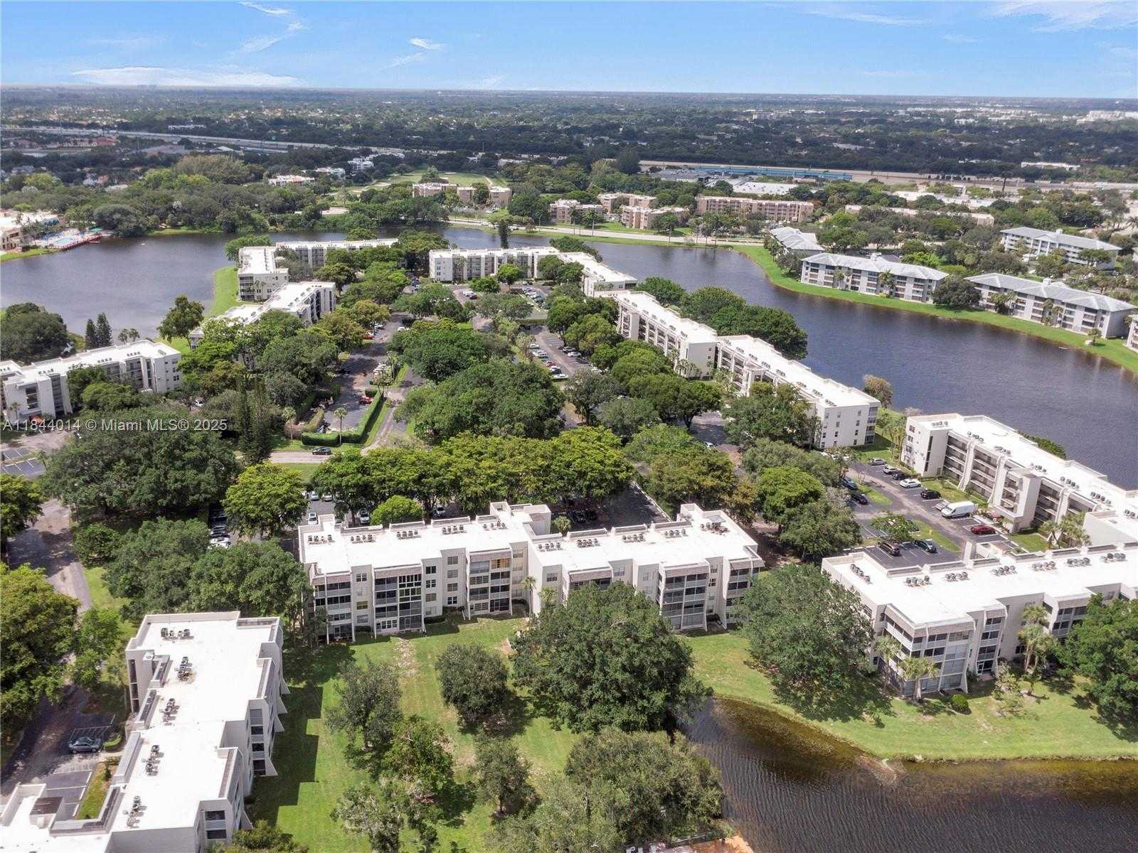 Small Image of 9410 POINCIANA PL #206, Davie Number 26