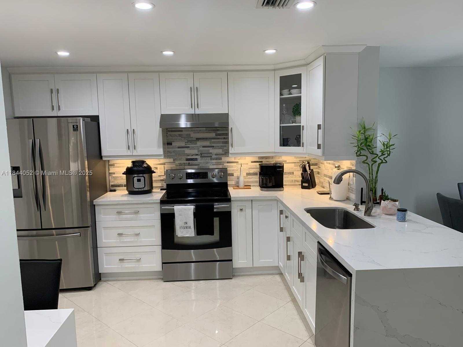 Small Image of 1051 SORRENTO DR, Weston Number 2