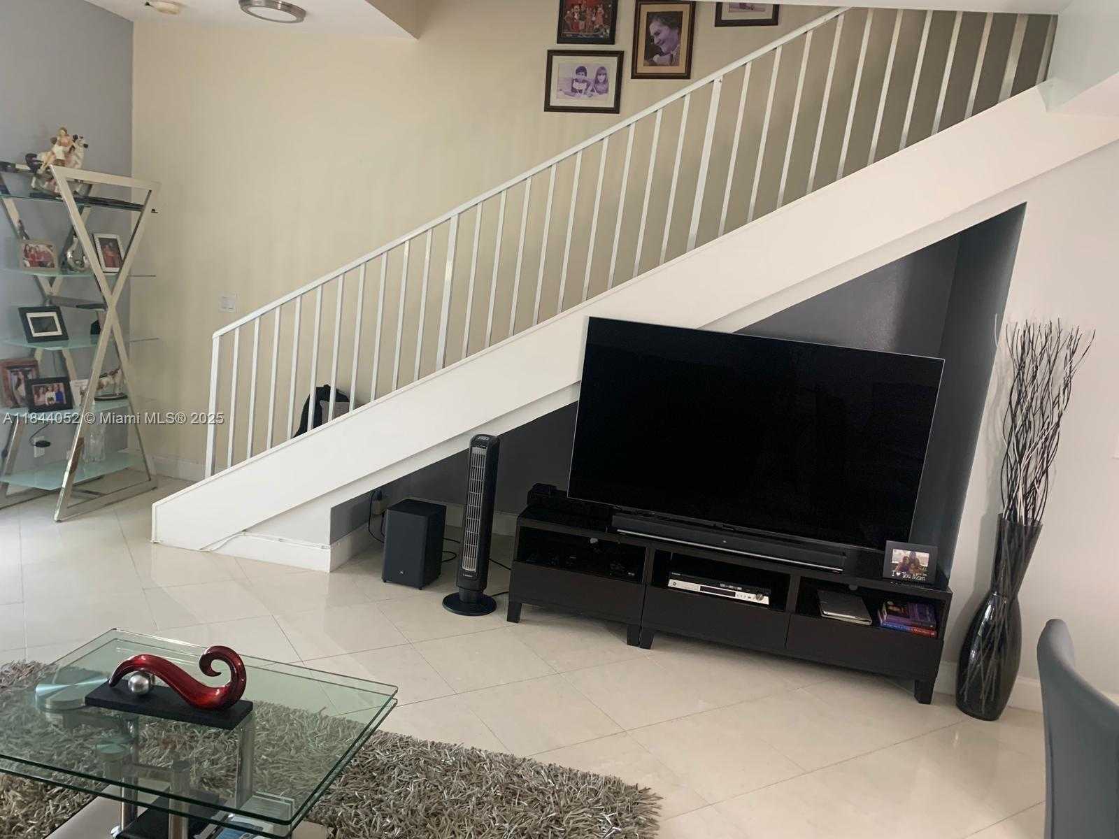 Small Image of 1051 SORRENTO DR, Weston Number 6