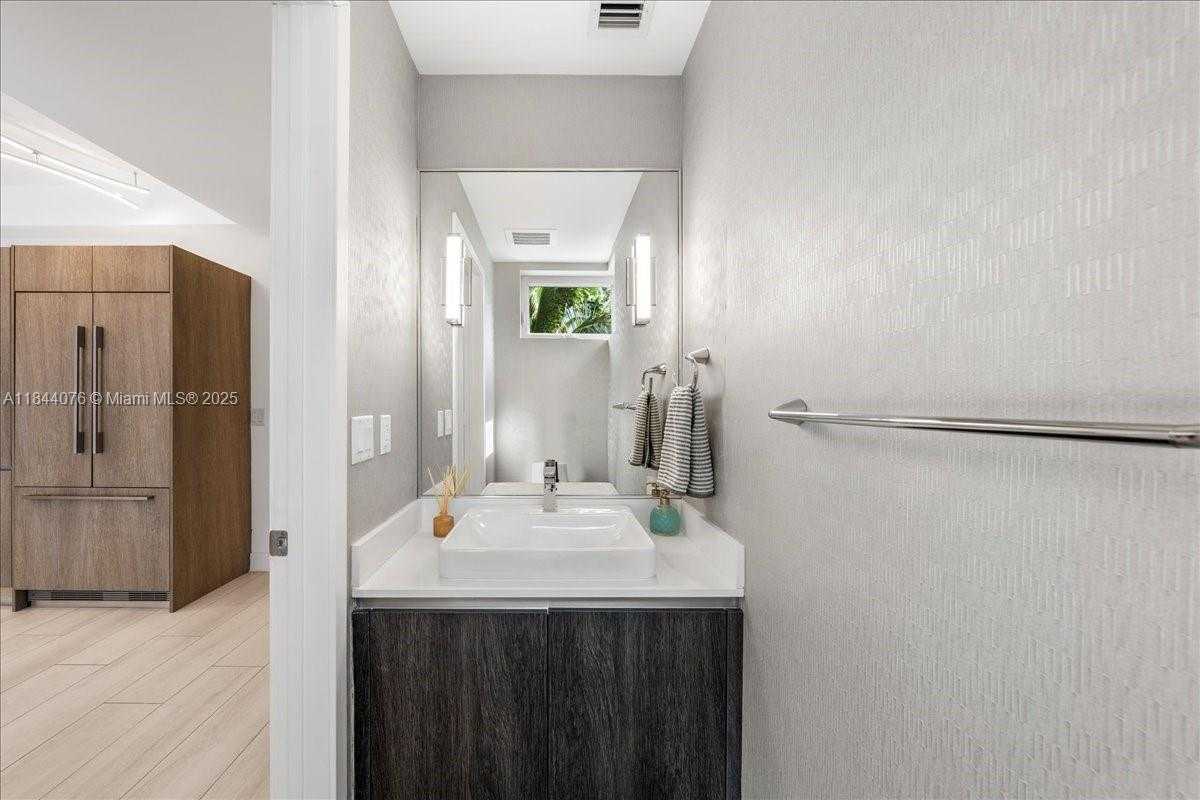 Small Image of 455 NORTH EAST 39TH ST #302, Miami Number 13