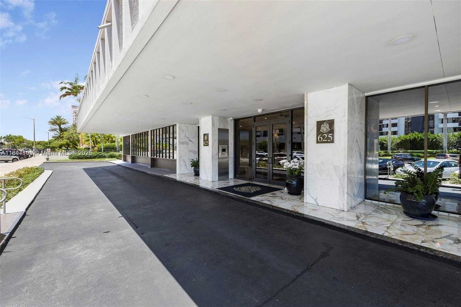 Small Image of 625 BILTMORE WAY #902, Coral Gables Number 3