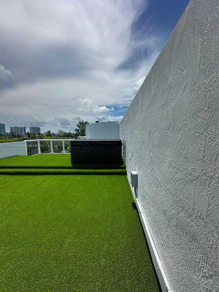 Small Image of 1975 CALAIS DR #1, Miami Beach Number 14