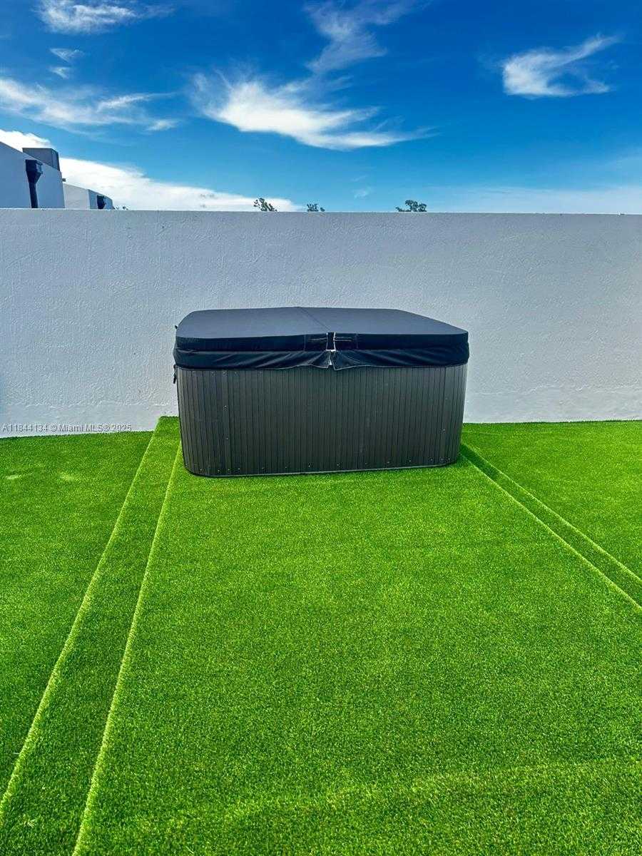 Small Image of 1975 CALAIS DR #1, Miami Beach Number 15