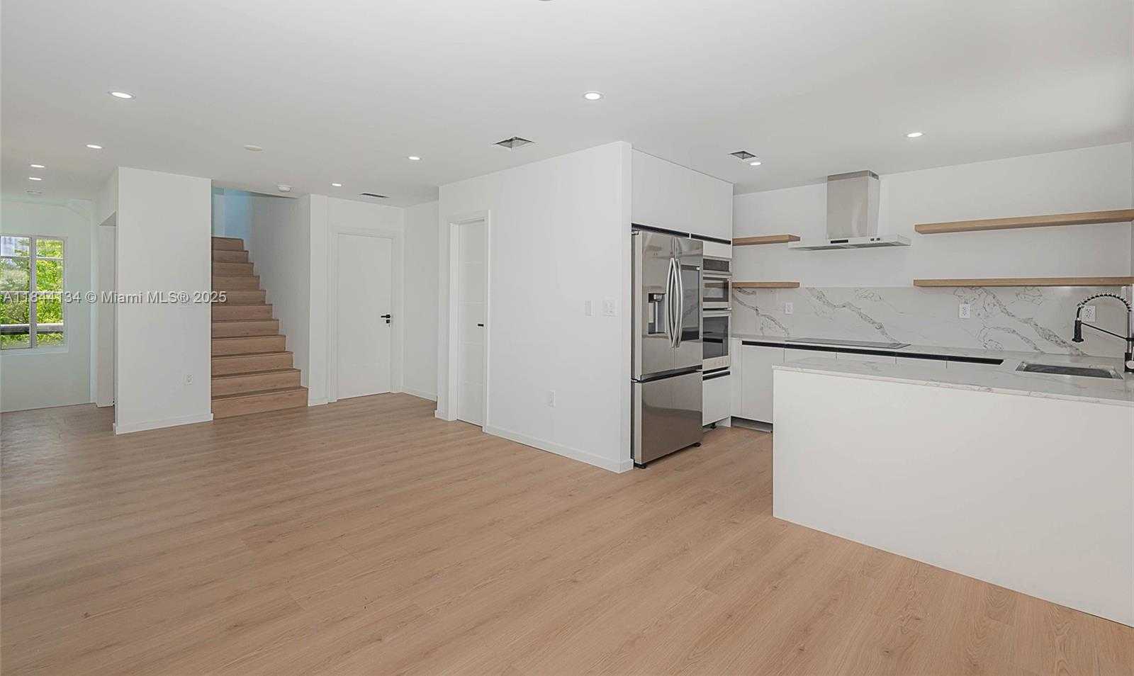 Small Image of 1975 CALAIS DR #1, Miami Beach Number 2