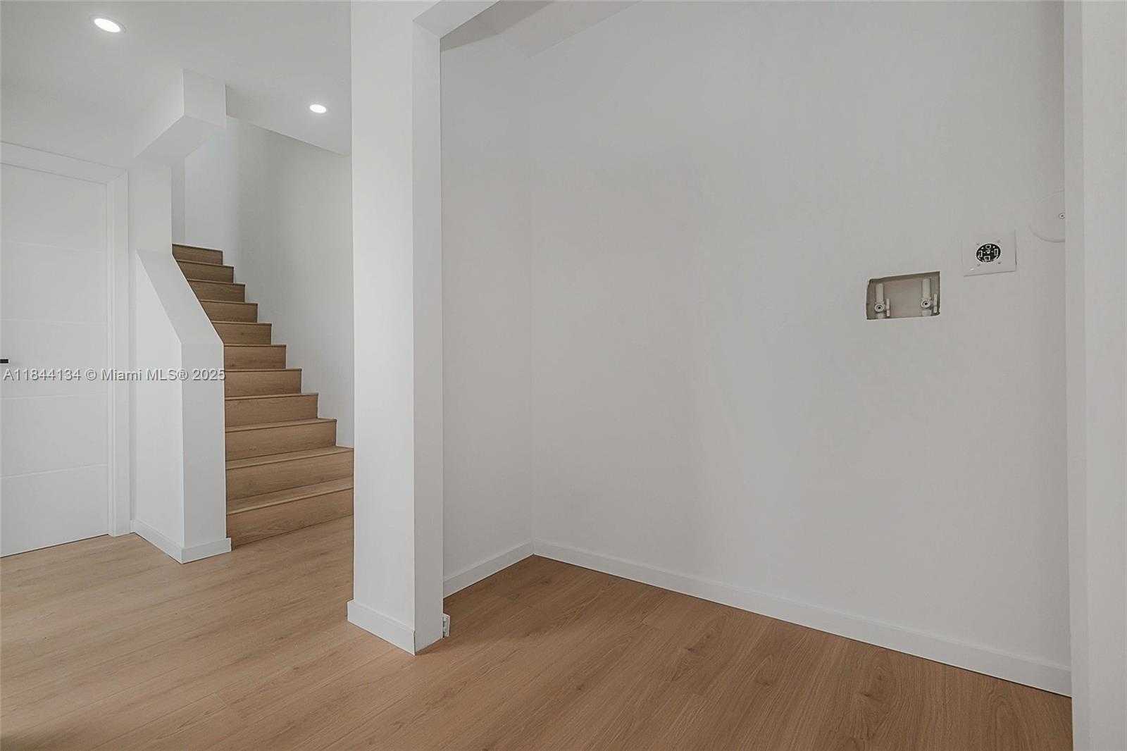 Small Image of 1975 CALAIS DR #1, Miami Beach Number 5