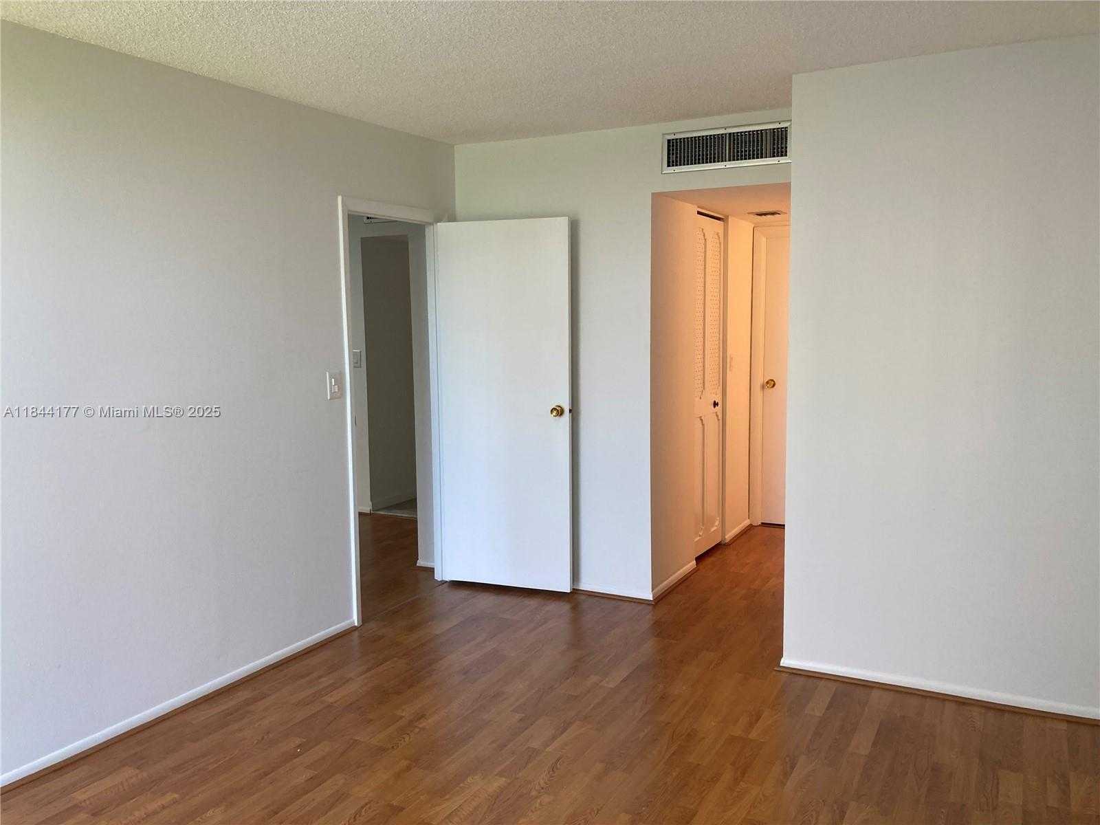 Small Image of 20500 E Country Club Dr, Aventura, FL 33180, USA Number 10