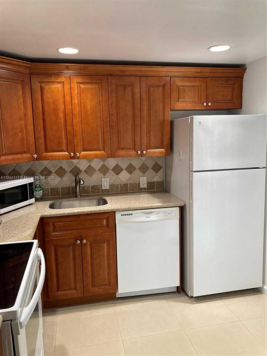 Small Image of 20500 E Country Club Dr, Aventura, FL 33180, USA Number 5
