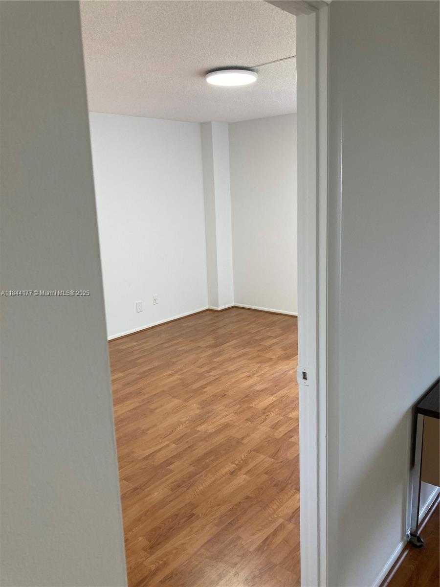 Small Image of 20500 E Country Club Dr, Aventura, FL 33180, USA Number 7