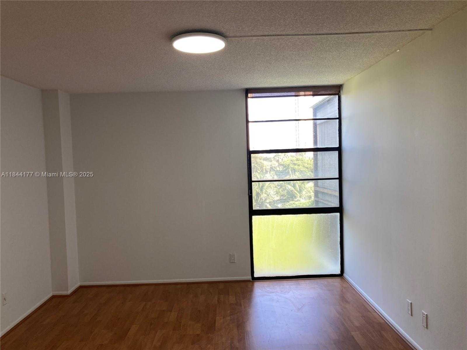 Small Image of 20500 E Country Club Dr, Aventura, FL 33180, USA Number 9