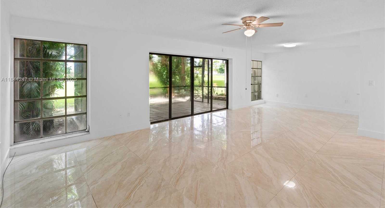 Small Image of 19828 BOB O LINK DR, Hialeah Number 16