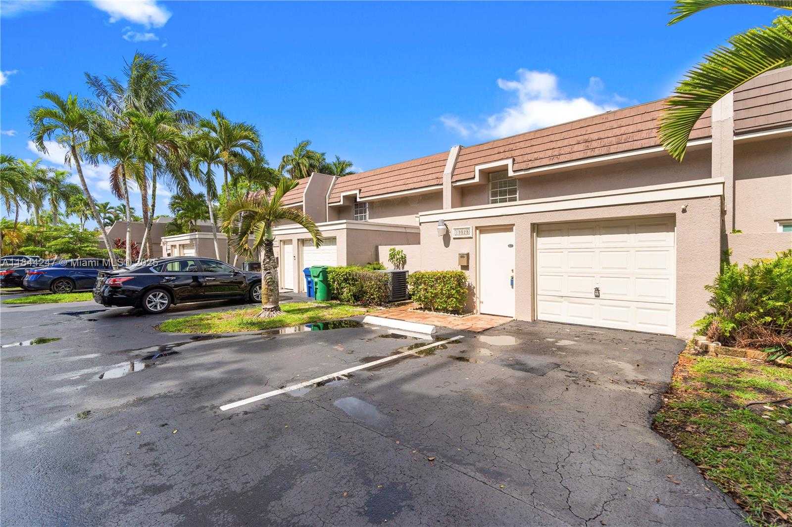 Small Image of 19828 BOB O LINK DR, Hialeah Number 2