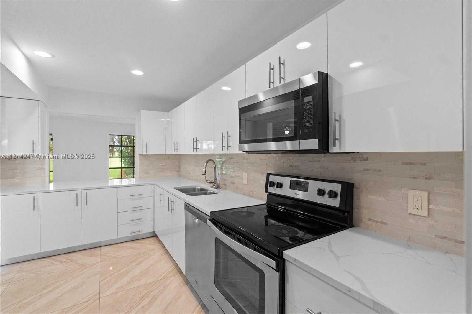 Small Image of 19828 BOB O LINK DR, Hialeah Number 21