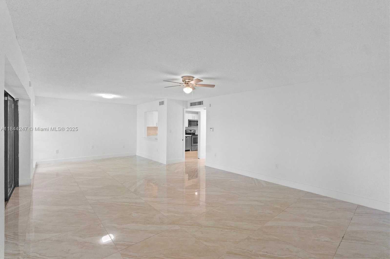 Small Image of 19828 BOB O LINK DR, Hialeah Number 30