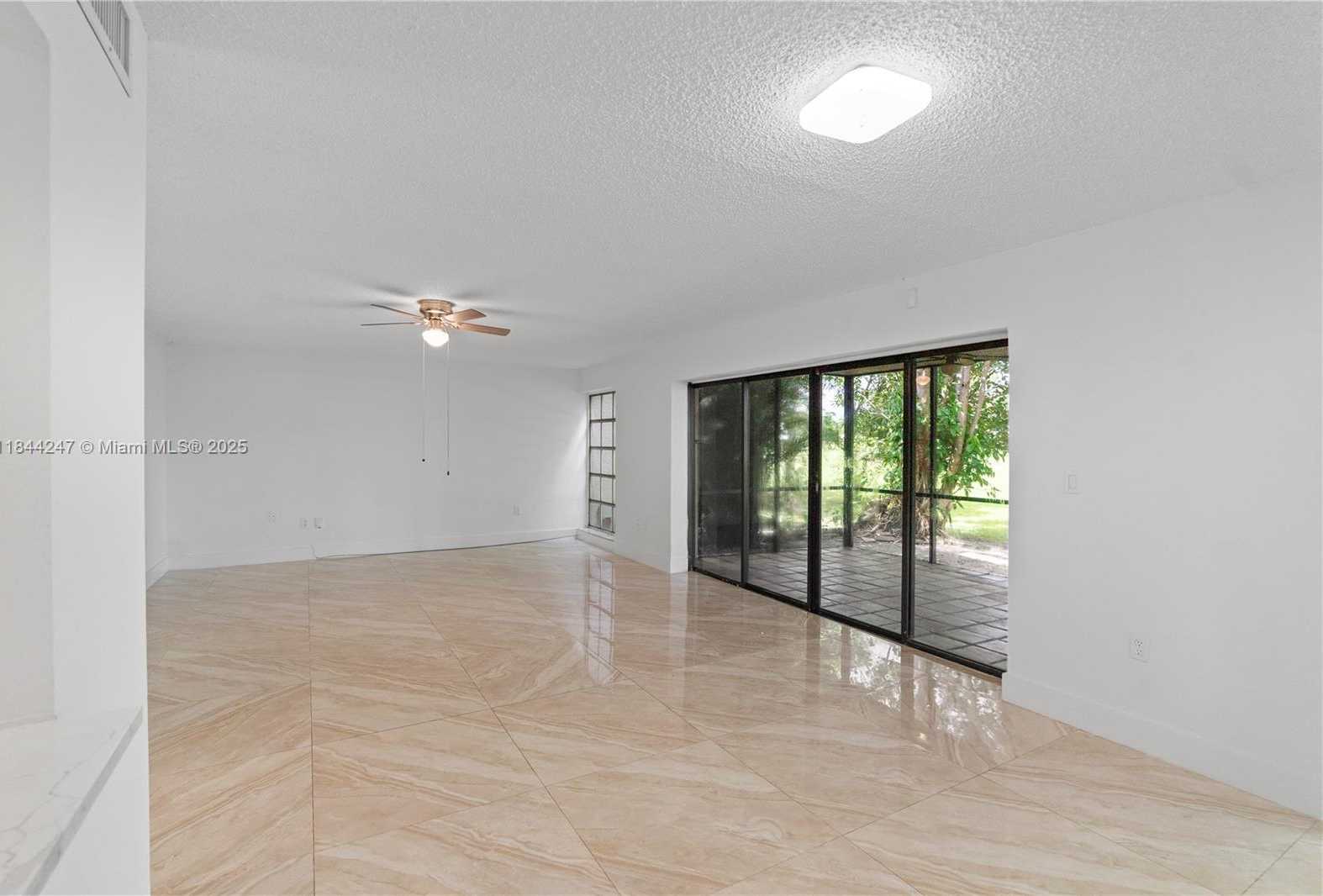 Small Image of 19828 BOB O LINK DR, Hialeah Number 31