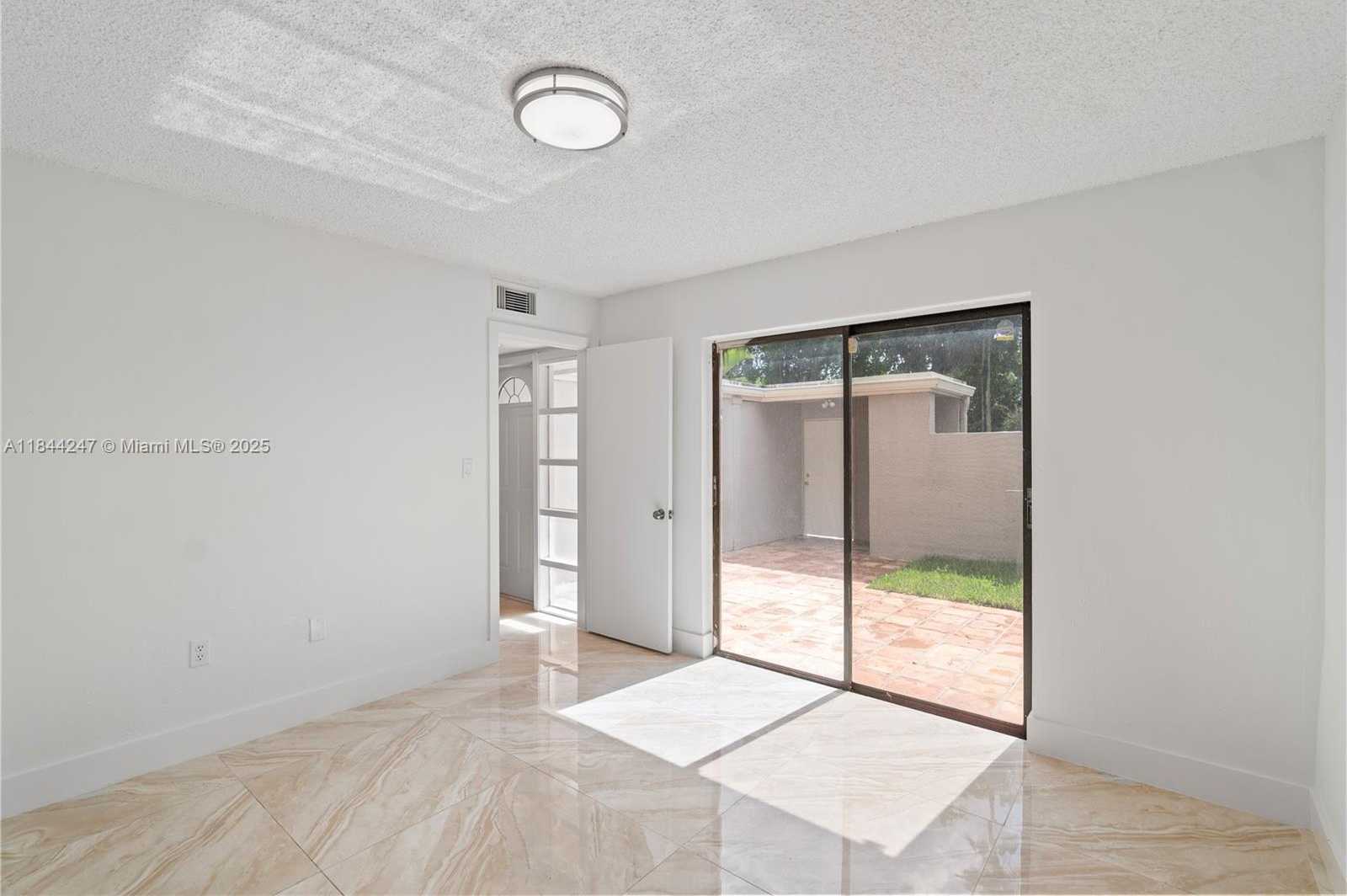 Small Image of 19828 BOB O LINK DR, Hialeah Number 35