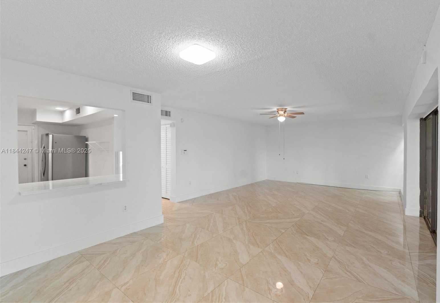 Small Image of 19828 BOB O LINK DR, Hialeah Number 4