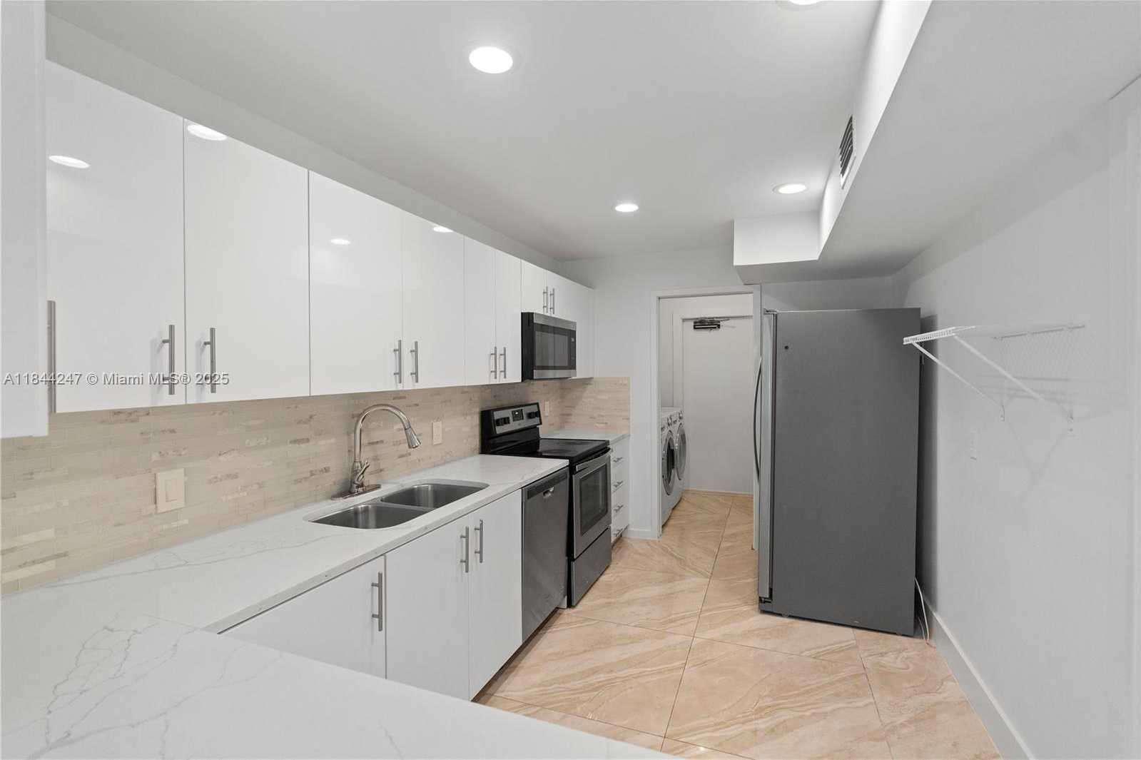 Small Image of 19828 BOB O LINK DR, Hialeah Number 40