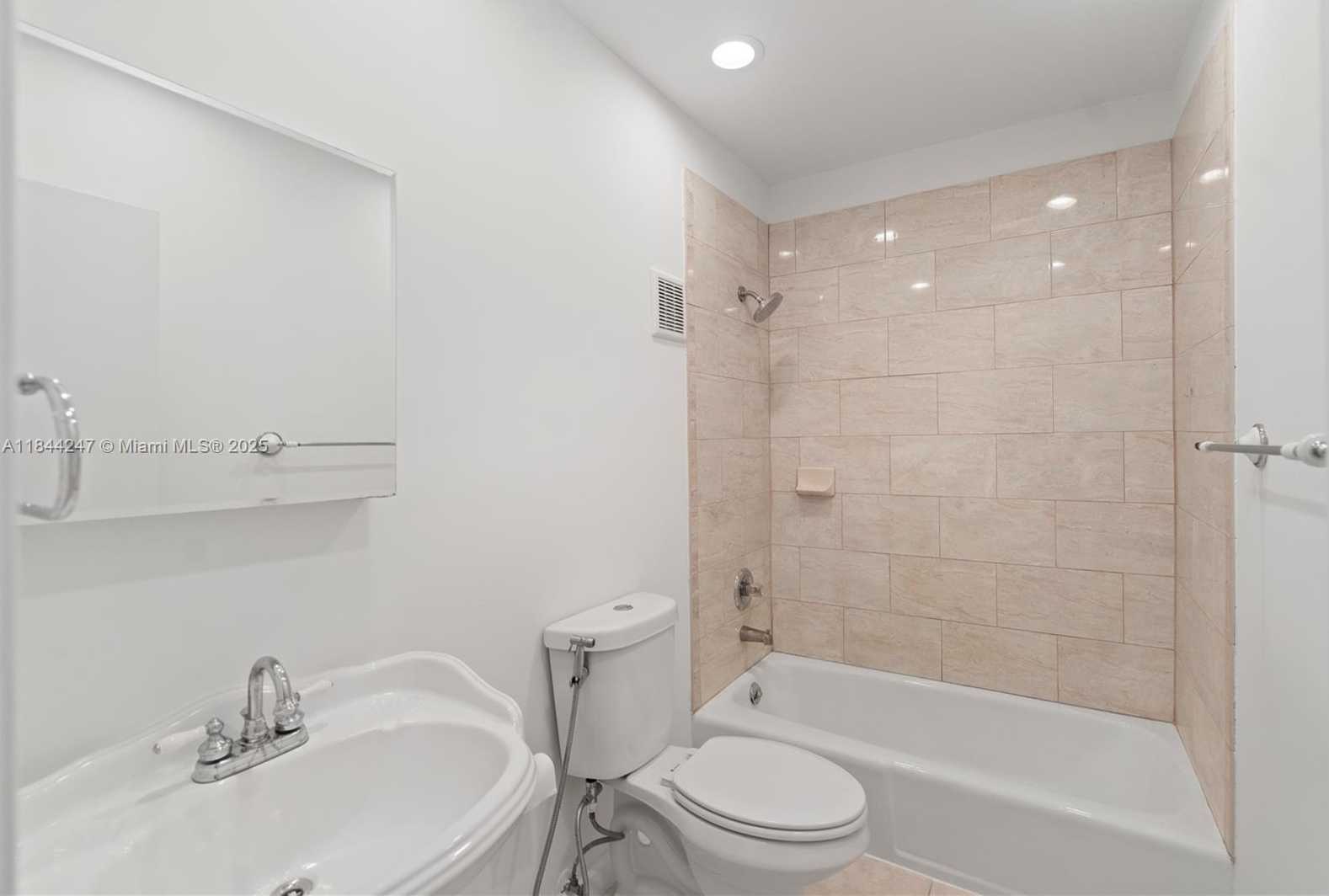 Small Image of 19828 BOB O LINK DR, Hialeah Number 41