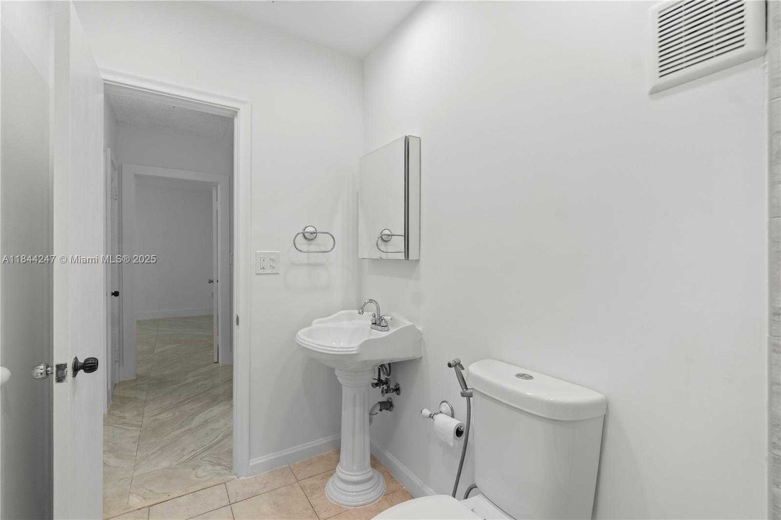 Small Image of 19828 BOB O LINK DR, Hialeah Number 42