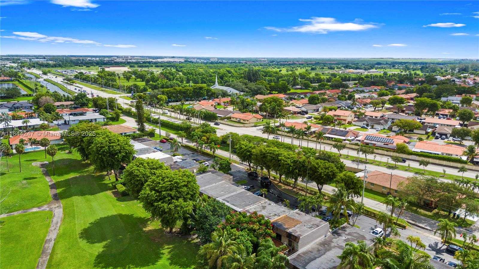 Small Image of 19828 BOB O LINK DR, Hialeah Number 45