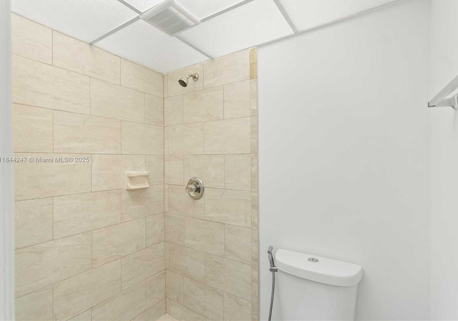 Small Image of 19828 BOB O LINK DR, Hialeah Number 57