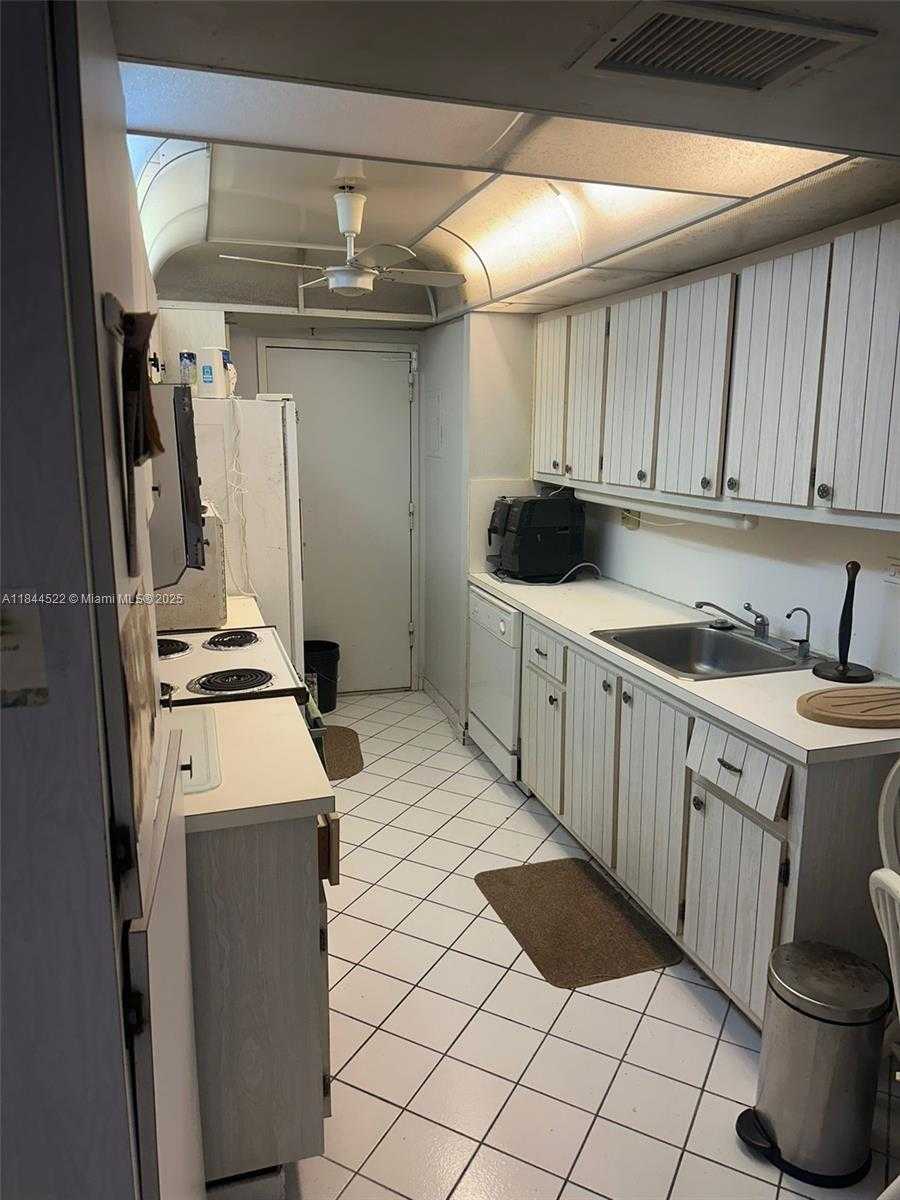 Small Image of 6039 COLLINS AVE #1517, Miami Beach Number 14
