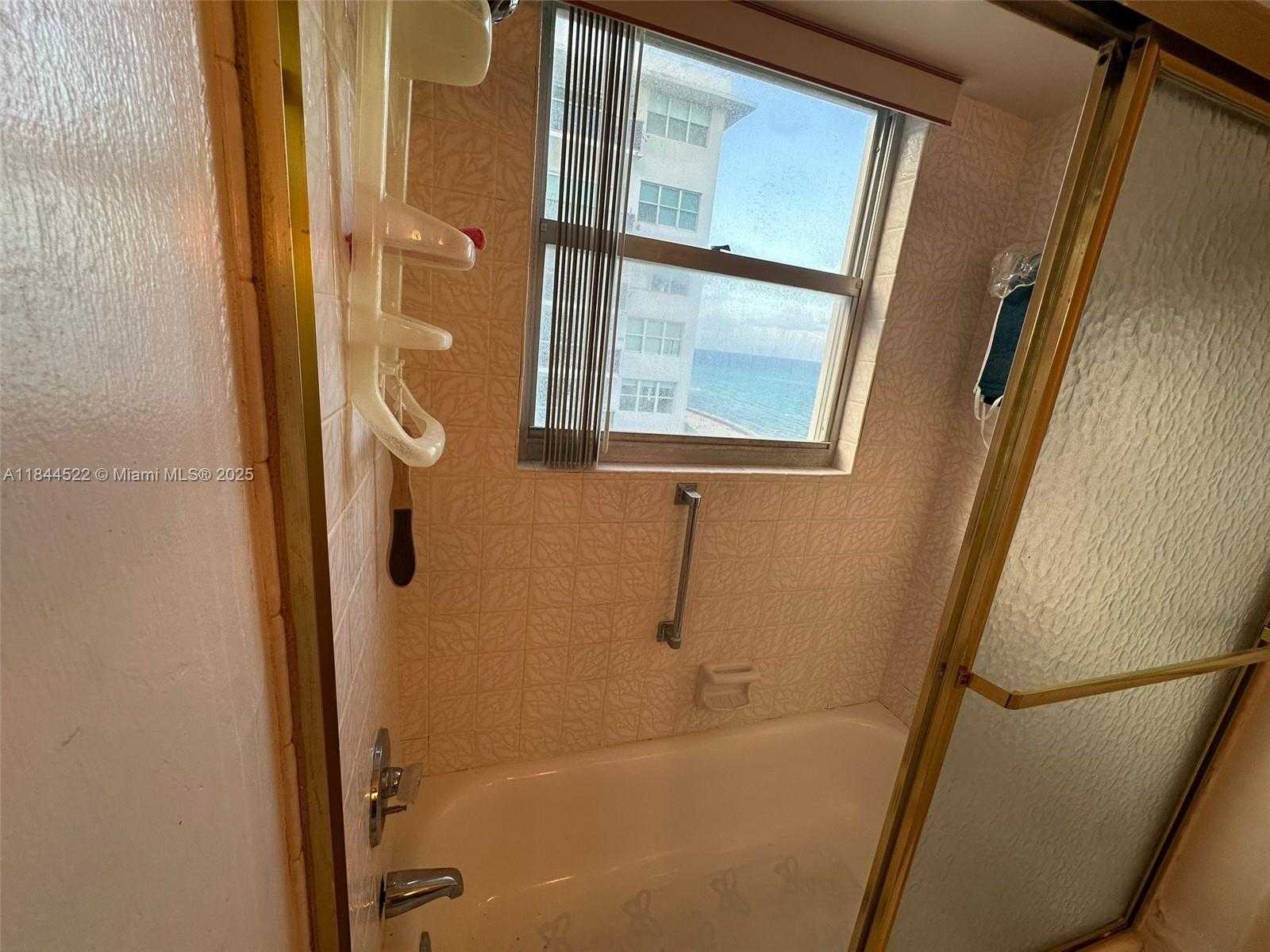 Small Image of 6039 COLLINS AVE #1517, Miami Beach Number 19