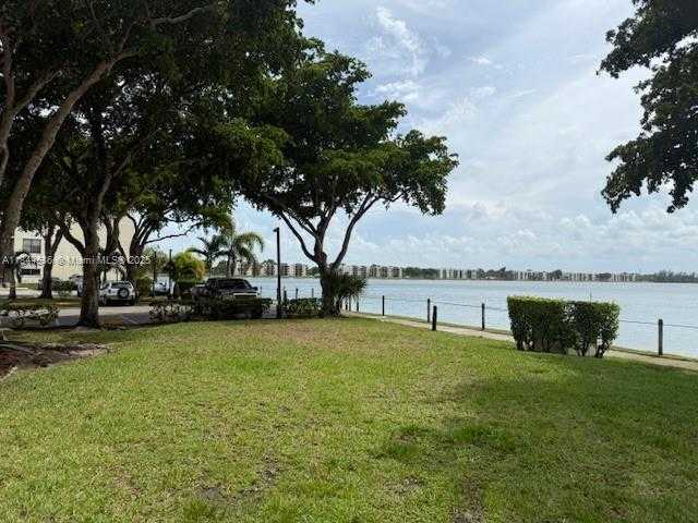 Small Image of 109 LAKE EMERALD DR #202, Oakland Park Number 3