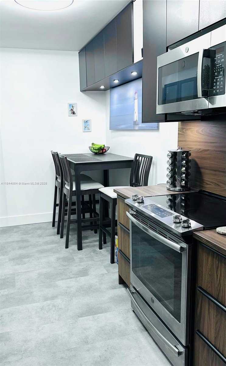 Small Image of 4400 HILLCREST DR #805A, Hollywood Number 10