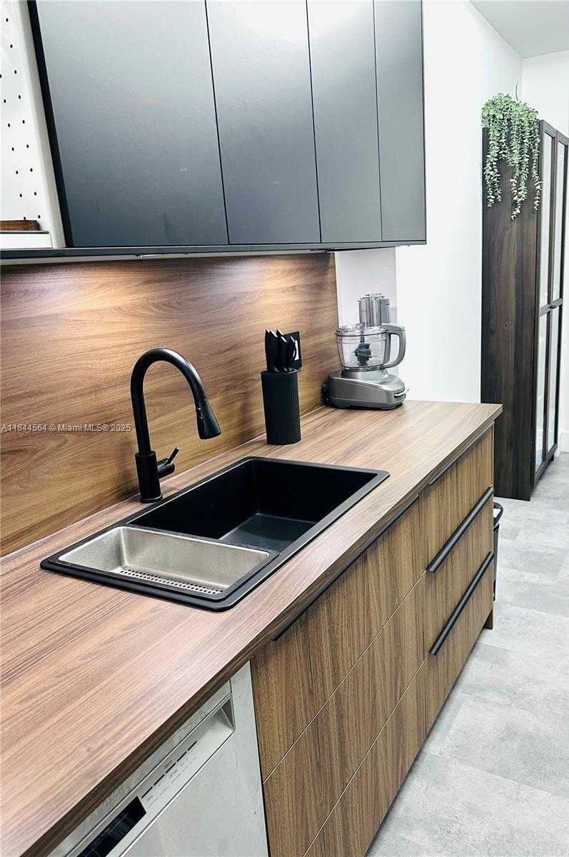 Small Image of 4400 HILLCREST DR #805A, Hollywood Number 2